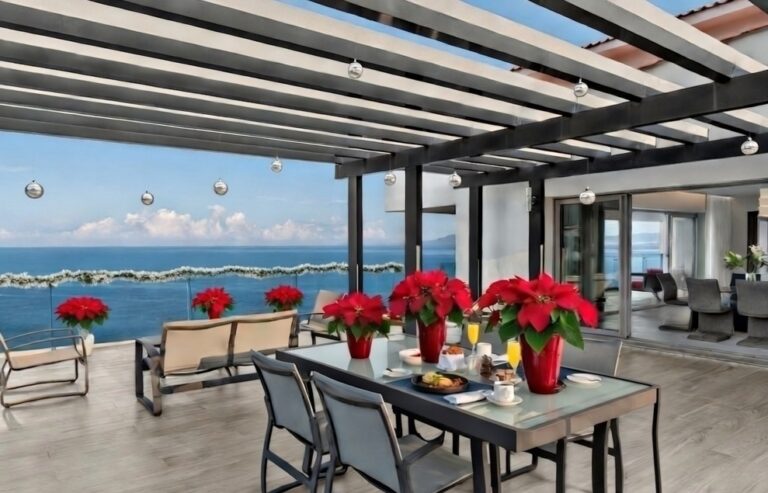 La Nochebuena: el rojo símbolo mexicano que florece frente al Pacífico