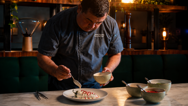 La temporada de Chiles en Nogada no puede terminar sin que tengas la receta del chef ejecutivo de Hilton All-Inclusive Resort Vallarta Rivera